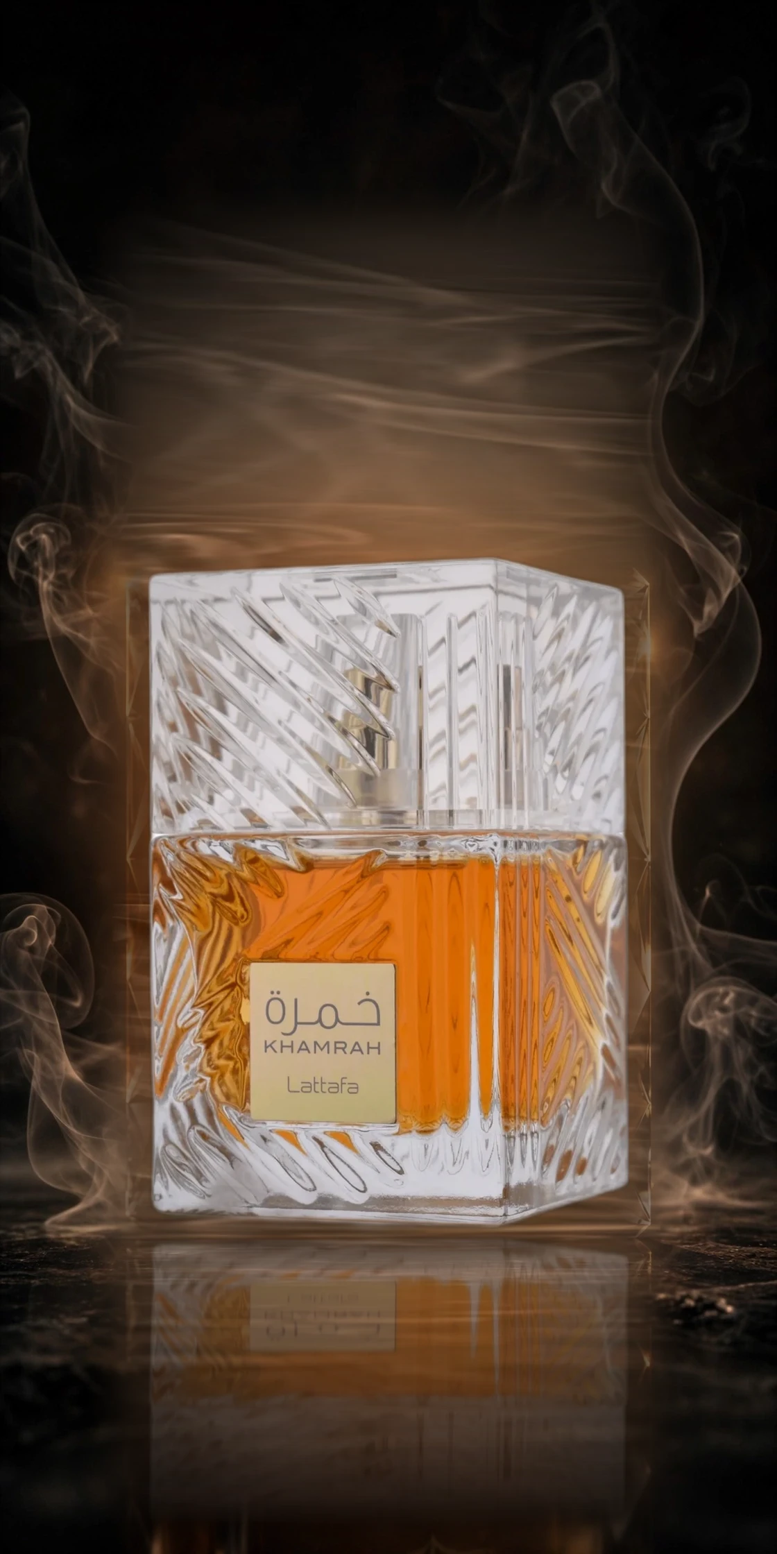 Perfume Khamrah de Lattafa en una escena cálida y elegante
